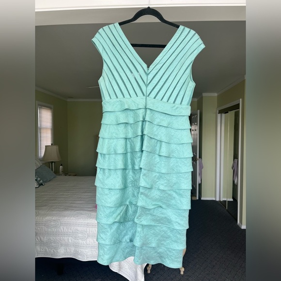 Adrianna Papell Crisscross Shutter Pleat Sheath Dress Green Size 10 Cocktail - Picture 4 of 12